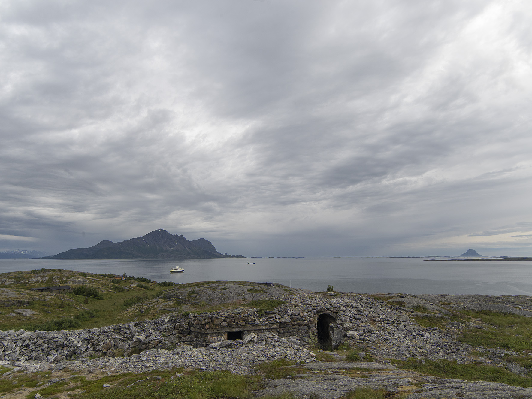 Utsikt mot sørvest fra Grønsvik kystfort, Lurøy