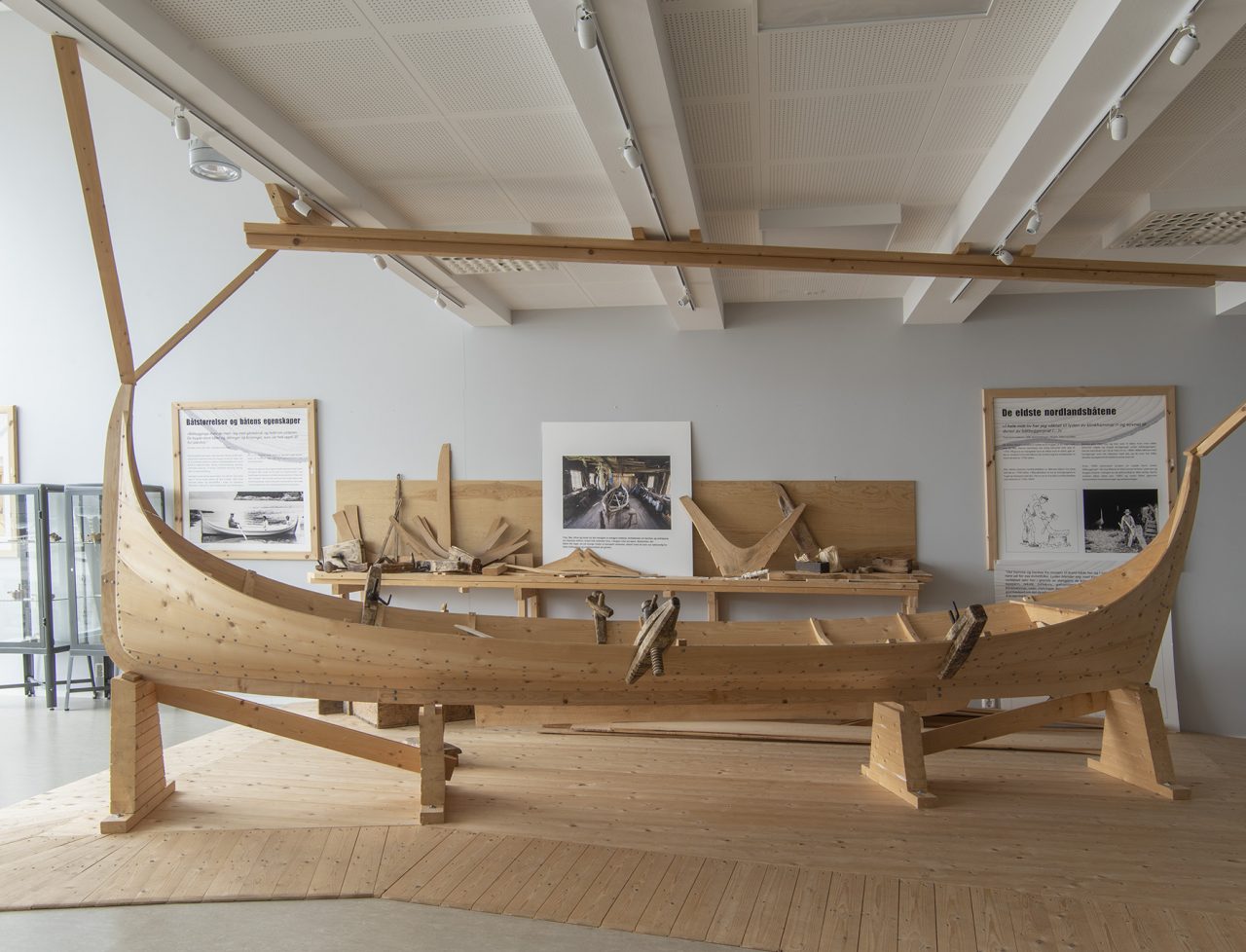Båter i utstillingen på Bindal museum