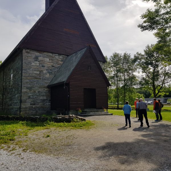 Mennesker utenfor Alstahaug kirke