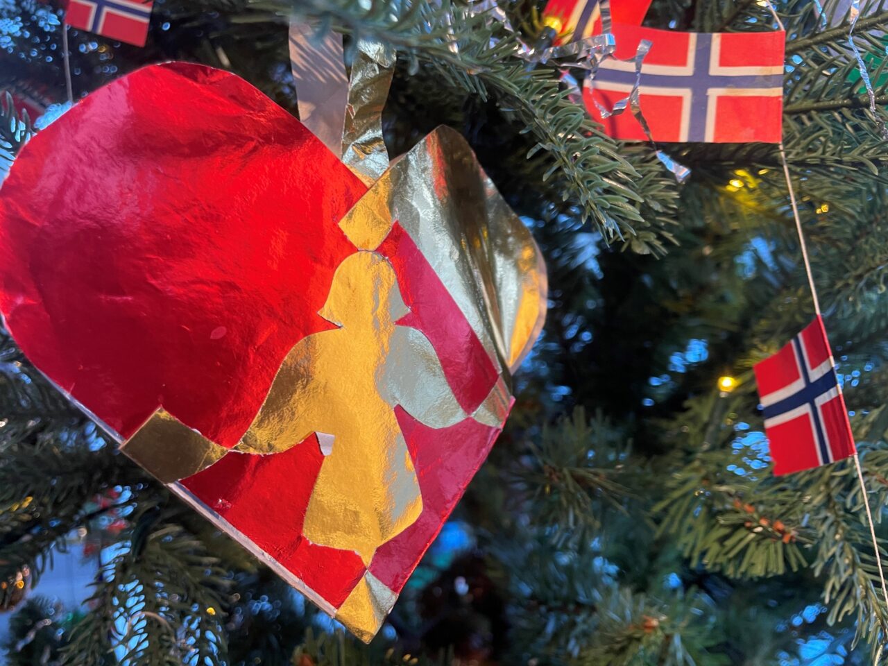 Gammeldags julekurv og norske flagg på juletre. Foto