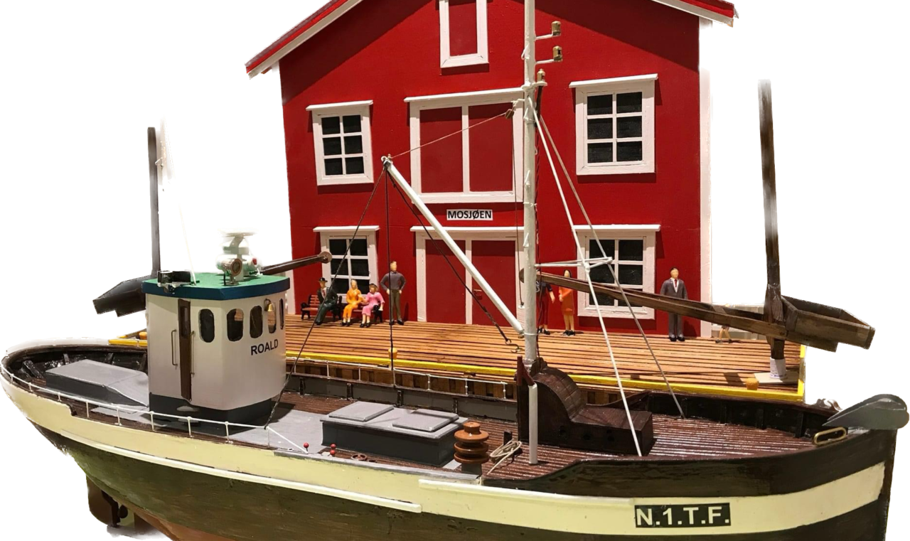 Trefigurer som forestiller et rødt hus, og en trebåt i forgrunn