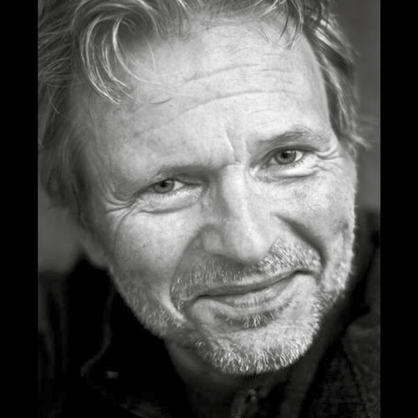 Portrett. Mann smiler til kamera. Foto