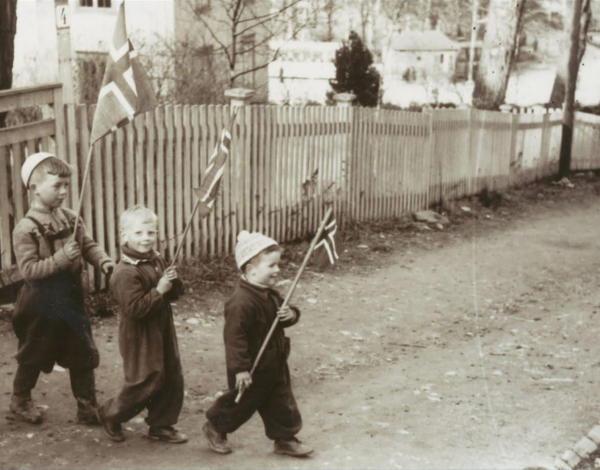 Små barn med norske flagg, Sort/hvitt bilde