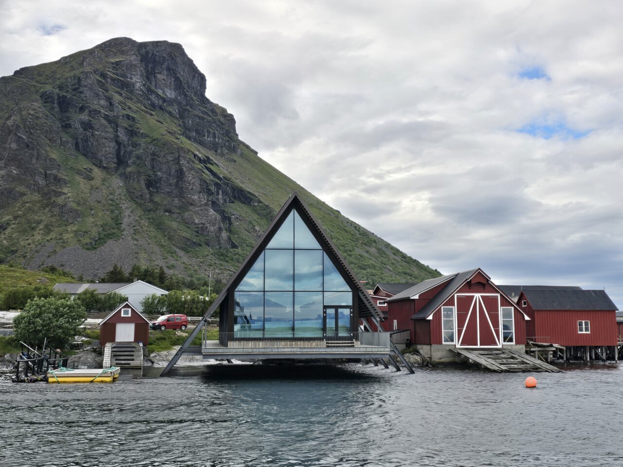 Lovundbåten museum, glass front mot havet, Lovundfjellet i bakgrunn