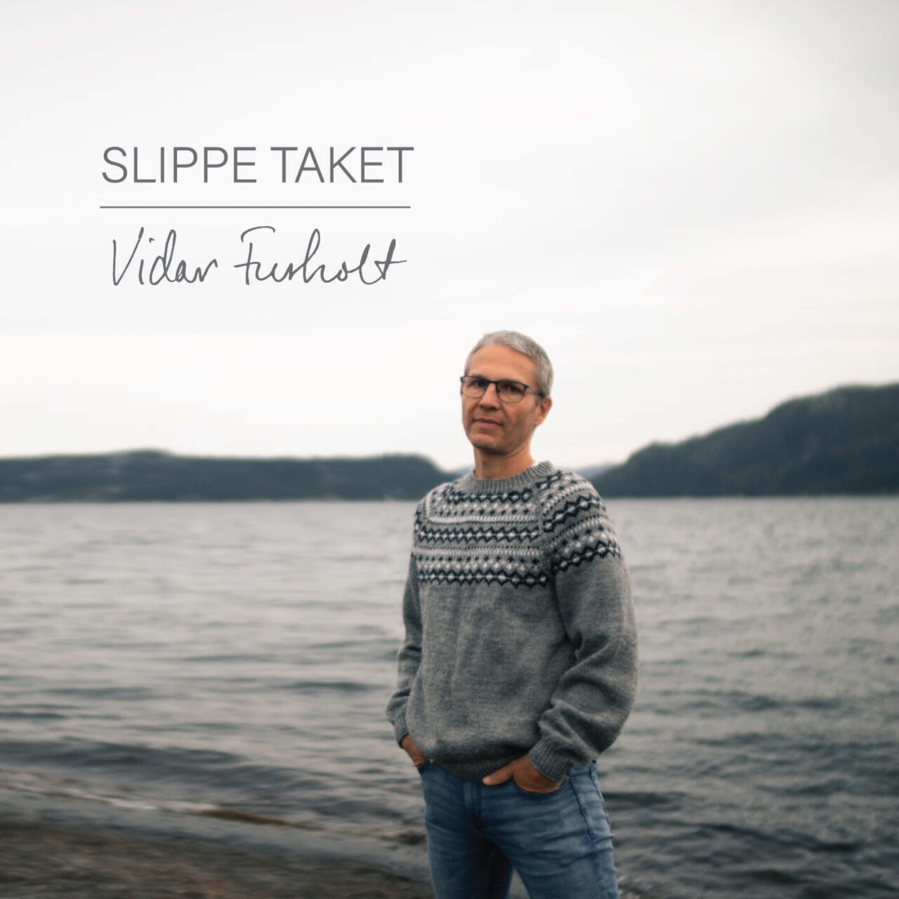 Låtskriver og visepop-artist Vidar Furholt i forkant med blått hav bak