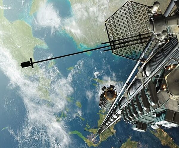 Satelitt i verdensrommet, jorden skimtes i bakgrunn