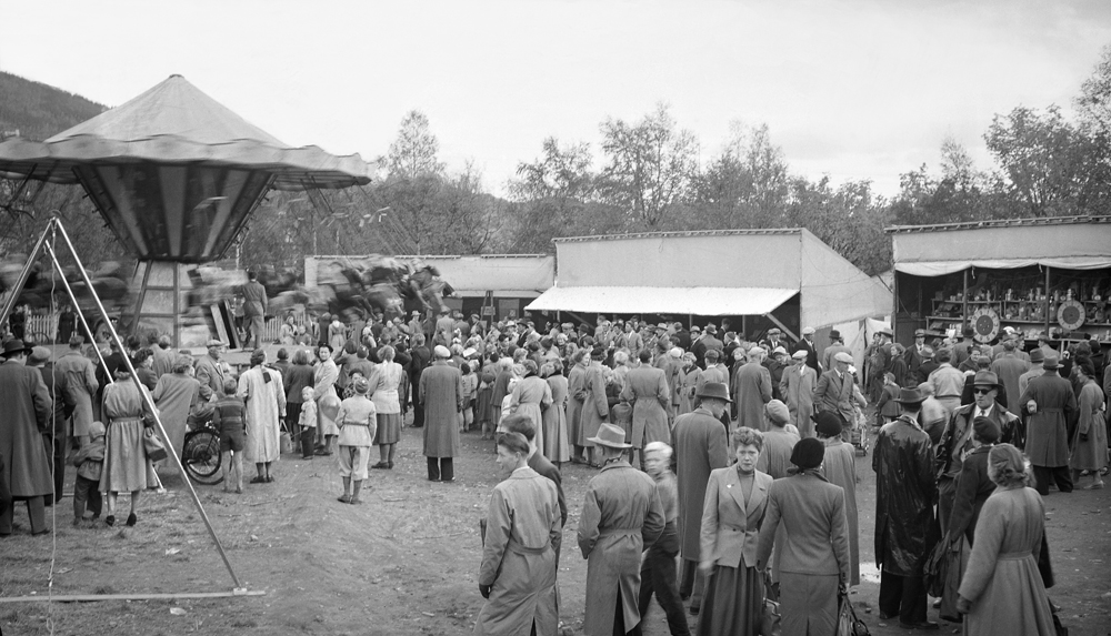 Mennesker på tivoli under tiendebytte i riktig gamle dager. Sort hvitt foto