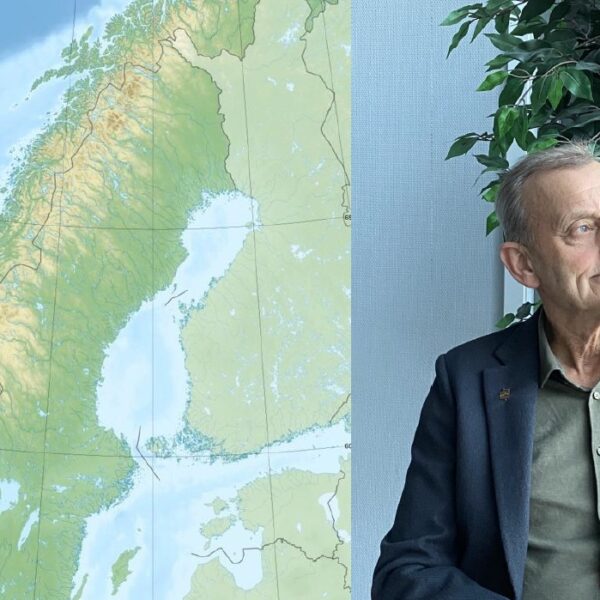 Til venstre ses et kart over Norden. Til høyre i bilde en mann, og en grønn plante i bakgrunn. Mannen har på seg en mørk blazer over en skjorte.
